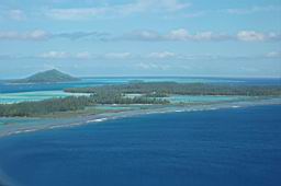 Le platier vu d'avion en approche pour l'atterissage - lagon - bora-bora - polynesie francaise