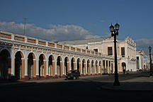 Cienfuegos, ville cubaine au patrimoine de l'unesco avec ses voitures, ses batiments classs, sa place centrale