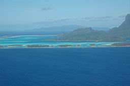 Le platier vu d'avion en approche pour l'atterissage - bora-bora - polynesie francaise