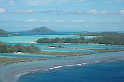 Le platier vu d'avion en approche pour l'atterissage - lagon - bora-bora - polynesie francaise