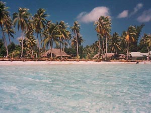 Plage de sable blanc sur la pointe matira - bora-bora - polynesie francaise