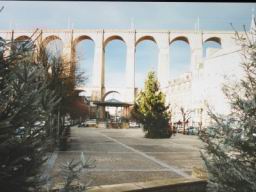 Place de l'hotel de ville avec le viaduc en fond