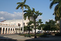 Cienfuegos, ville cubaine au patrimoine de l'unesco avec ses voitures, ses batiments classés, sa place centrale