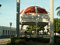 Cienfuegos, ville cubaine au patrimoine de l'unesco avec ses voitures, ses batiments classés, sa place centrale