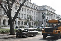 La Havane - centre ville avec ses vieux batiments et le Capitol