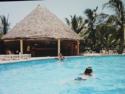 Bar de la piscine de l'hotel Brisas Del Caribe