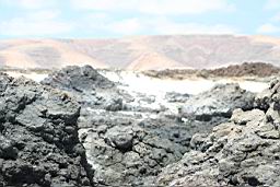 espagne-canaries-lanzarote-plage-sable-blanc-roches-volcaniques