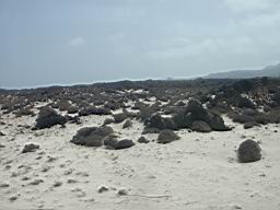 espagne-canaries-lanzarote-plage-sable-blanc-roches-volcaniques