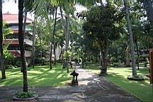 Ramada Bintang a Bali : les jardins et la piscine