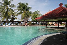 Ramada Bintang a Bali : les jardins et la piscine