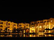 vue nocturne de la piscine extérieure de l'hotel Abir - djerba - Tunisie