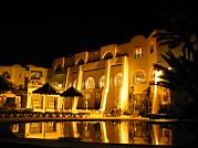vue nocturne de la piscine extérieure de l'hotel Abir - djerba - Tunisie