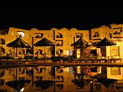 vue nocturne de la piscine de l'hotel Abir - djerba - Tunisie